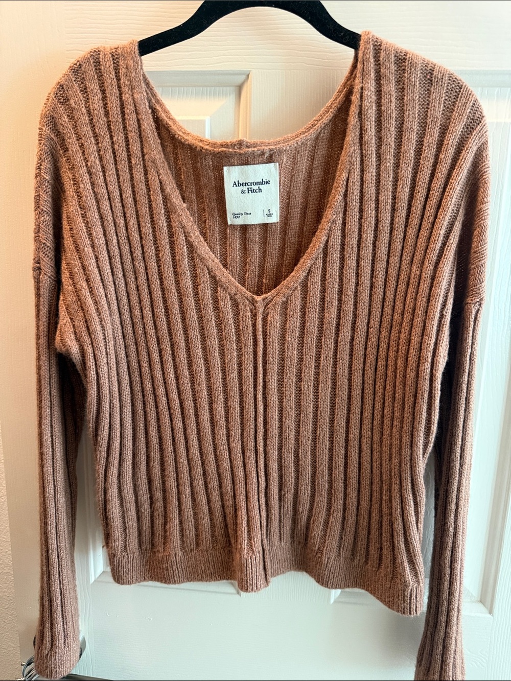 Abercrombie & Fitch Ribbed V-Neck Sweater in Dusty Rose